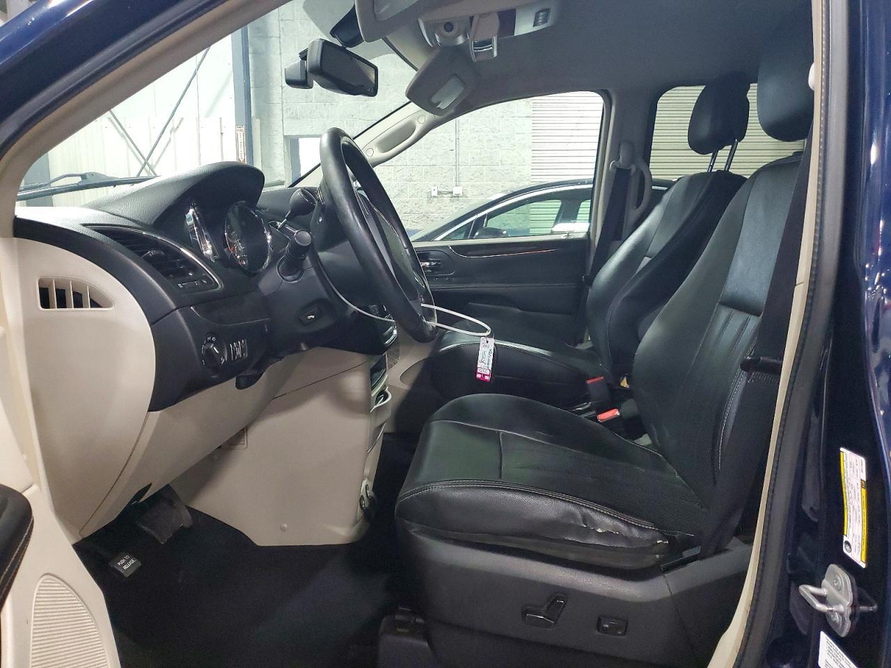 2013 Chrysler Town & Country Touring L - Image 7