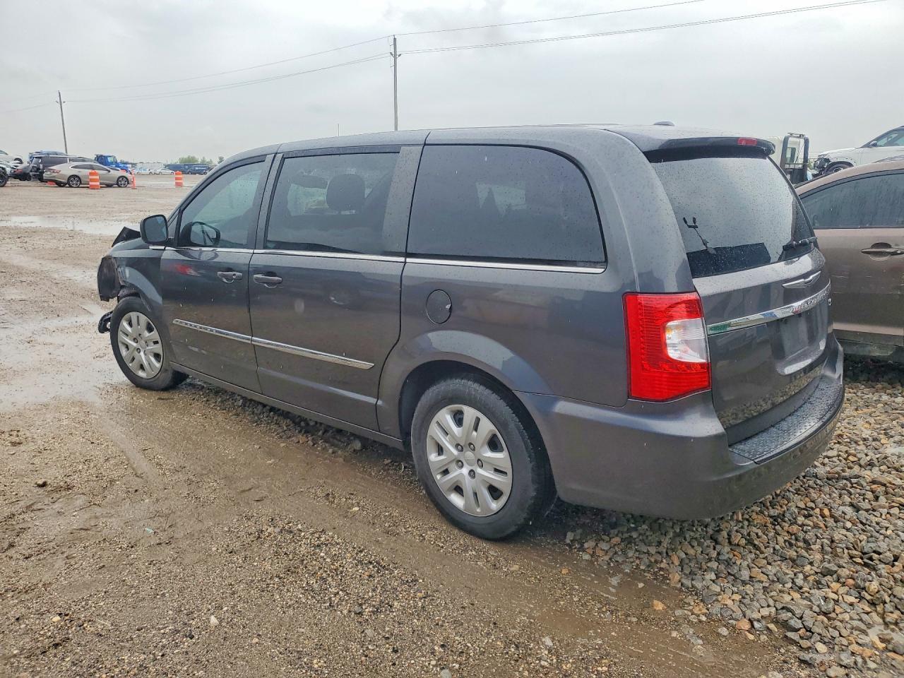 2016 Chrysler Town & Country S - Фото 2