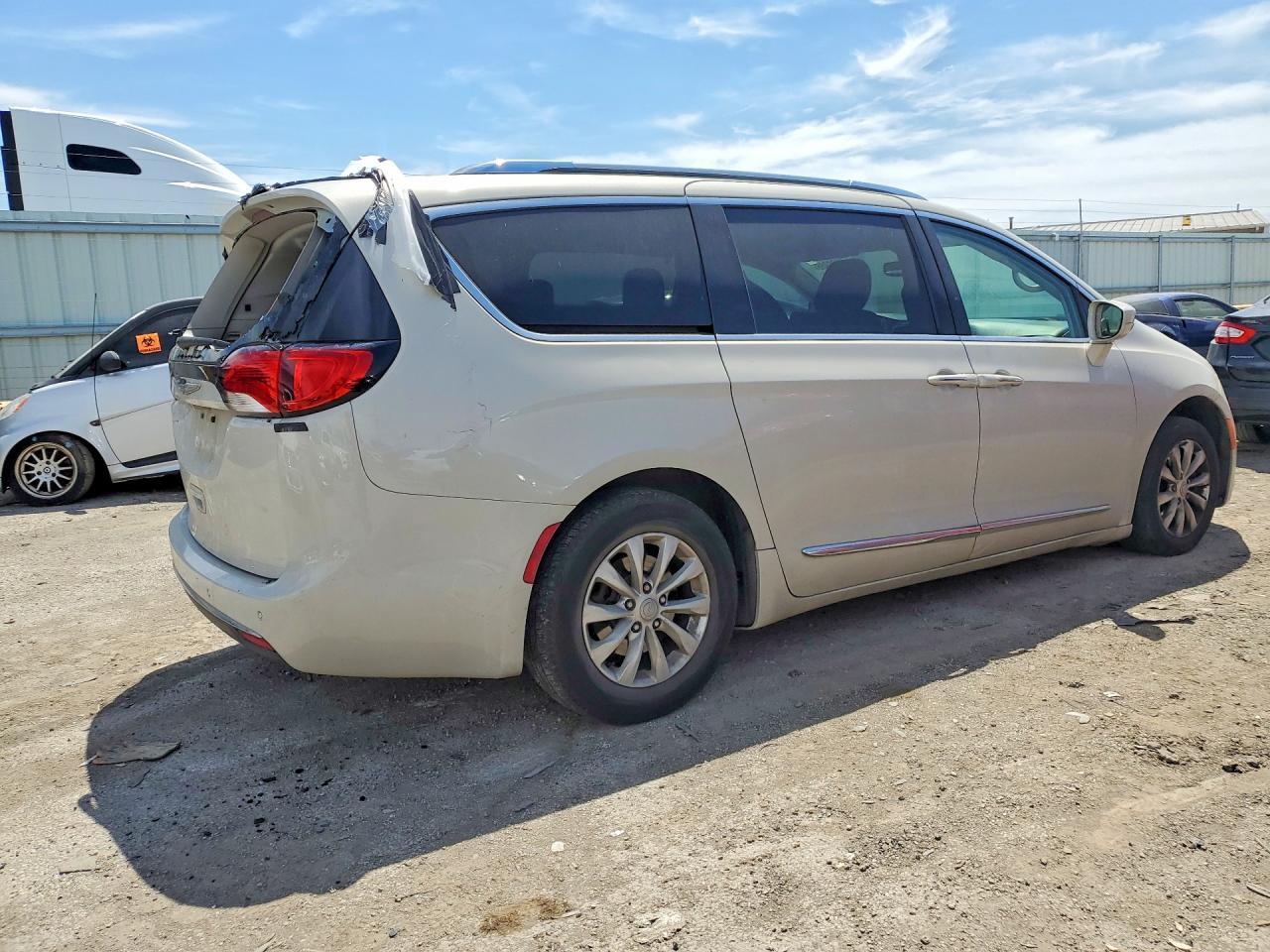 2019 Chrysler Pacifica Touring L - Image 3