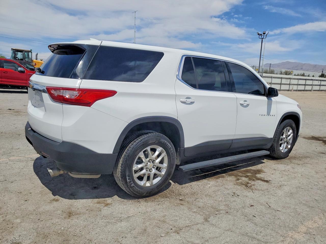 2021 Chevrolet Traverse Ls - Фото 3