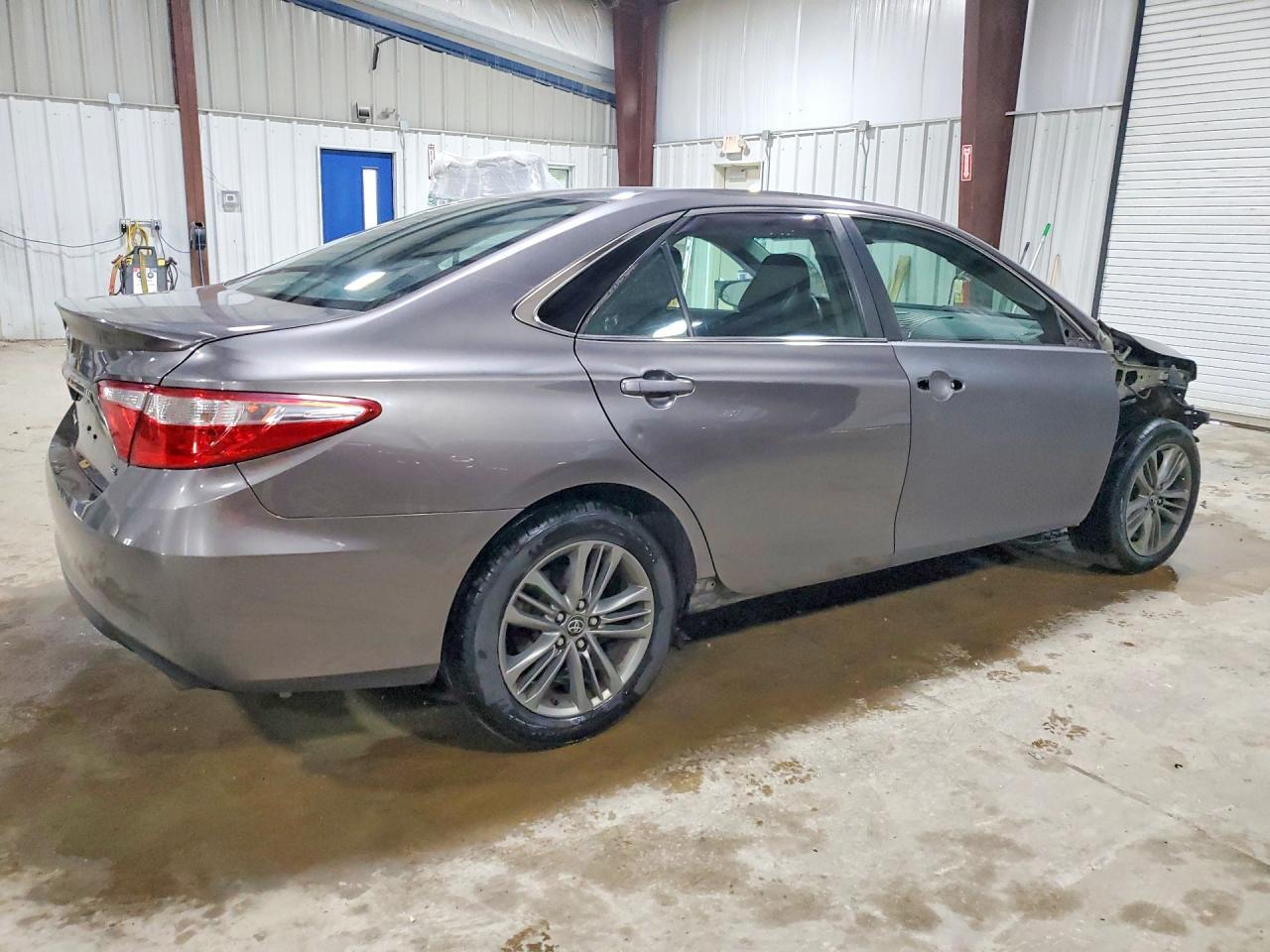2017 Toyota Camry Se - Фото 3