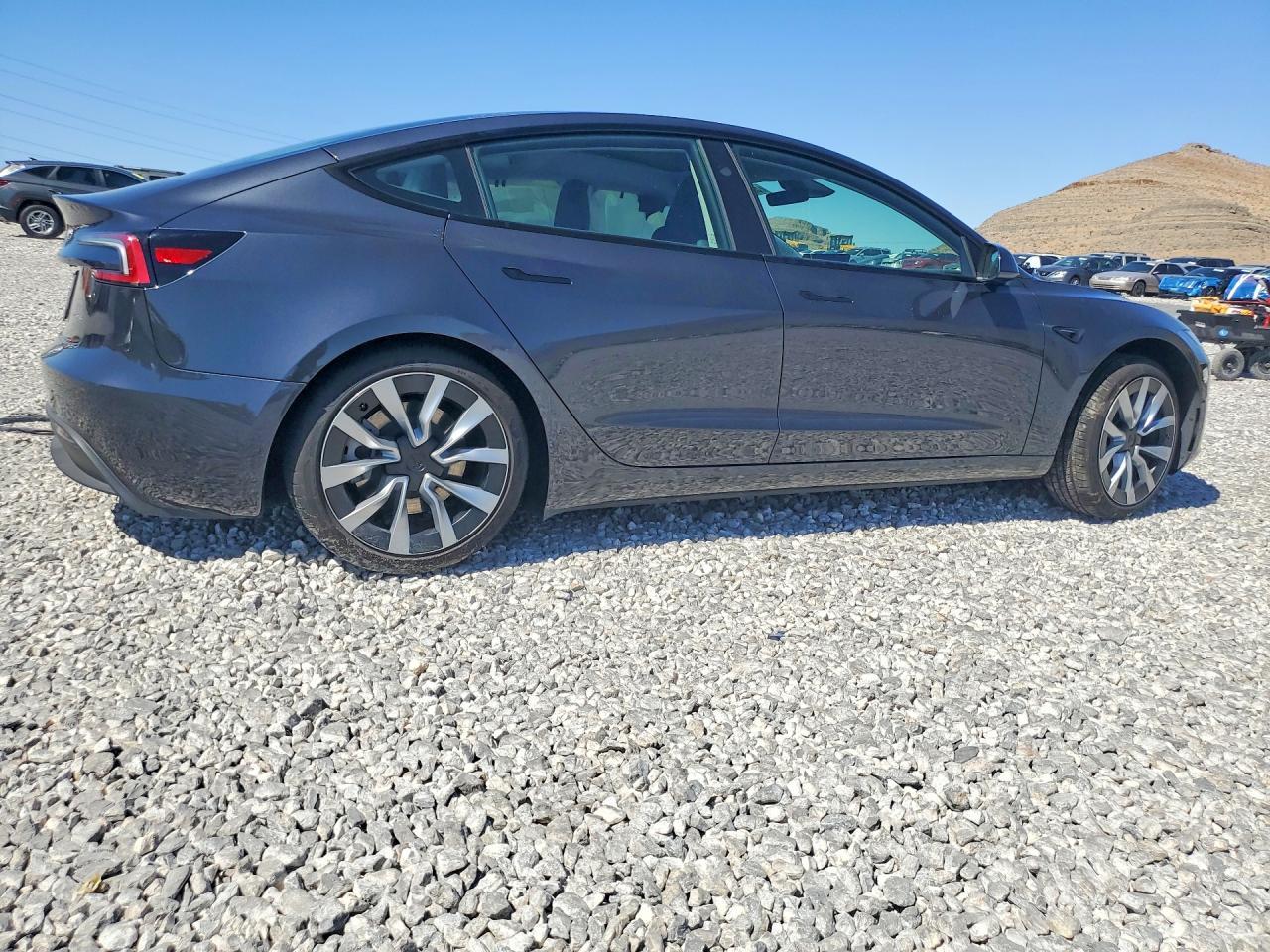 2025 Tesla Model 3 - Фото 3