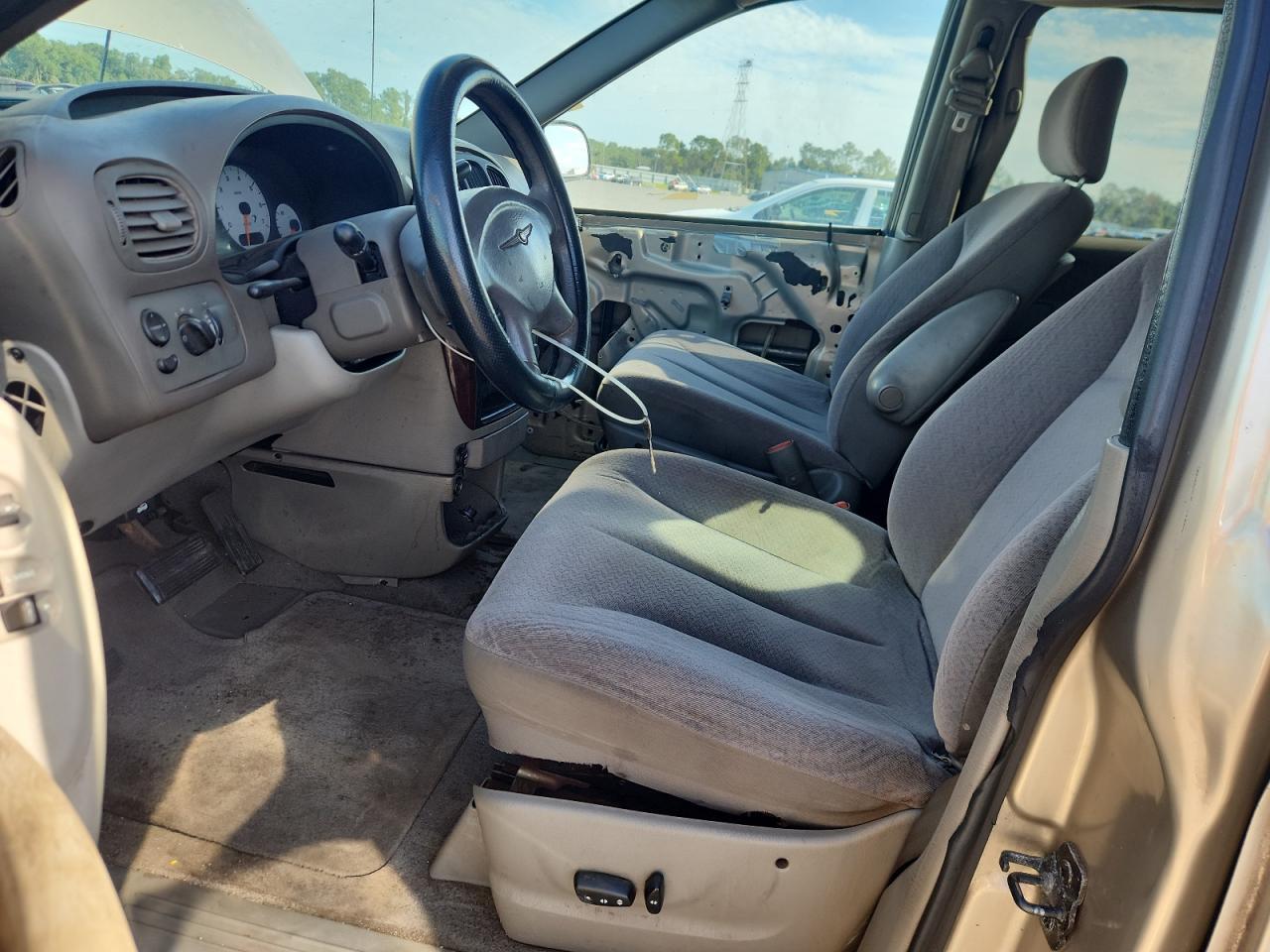 2001 Chrysler Town & Country Lx - Image 7