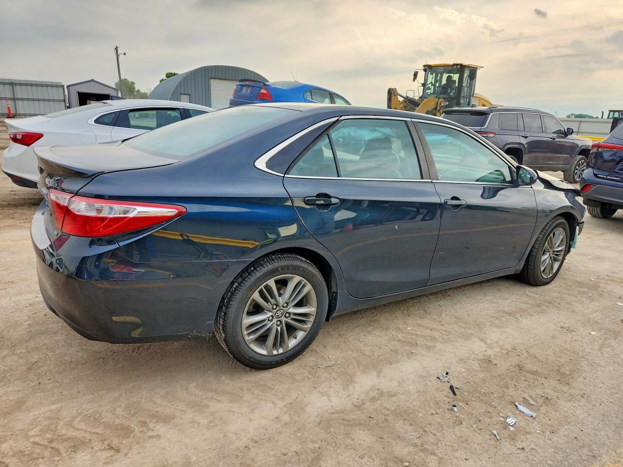 2016 Toyota Camry Se - Фото 3