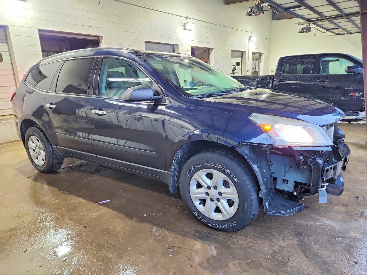 2017 Chevrolet Traverse Ls - Фото 4