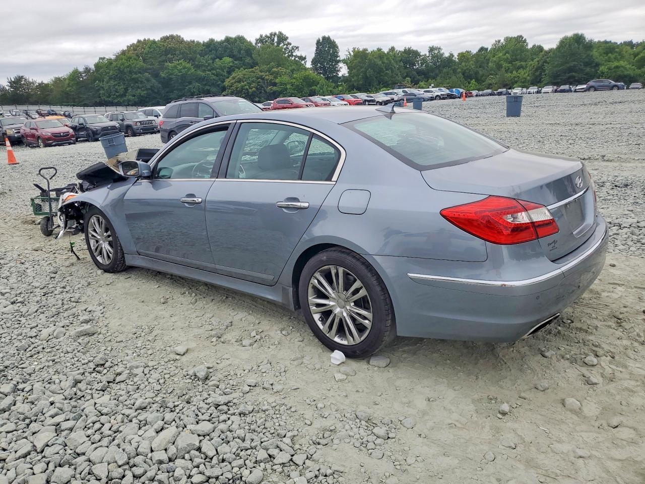 2014 Hyundai Genesis - Image 2