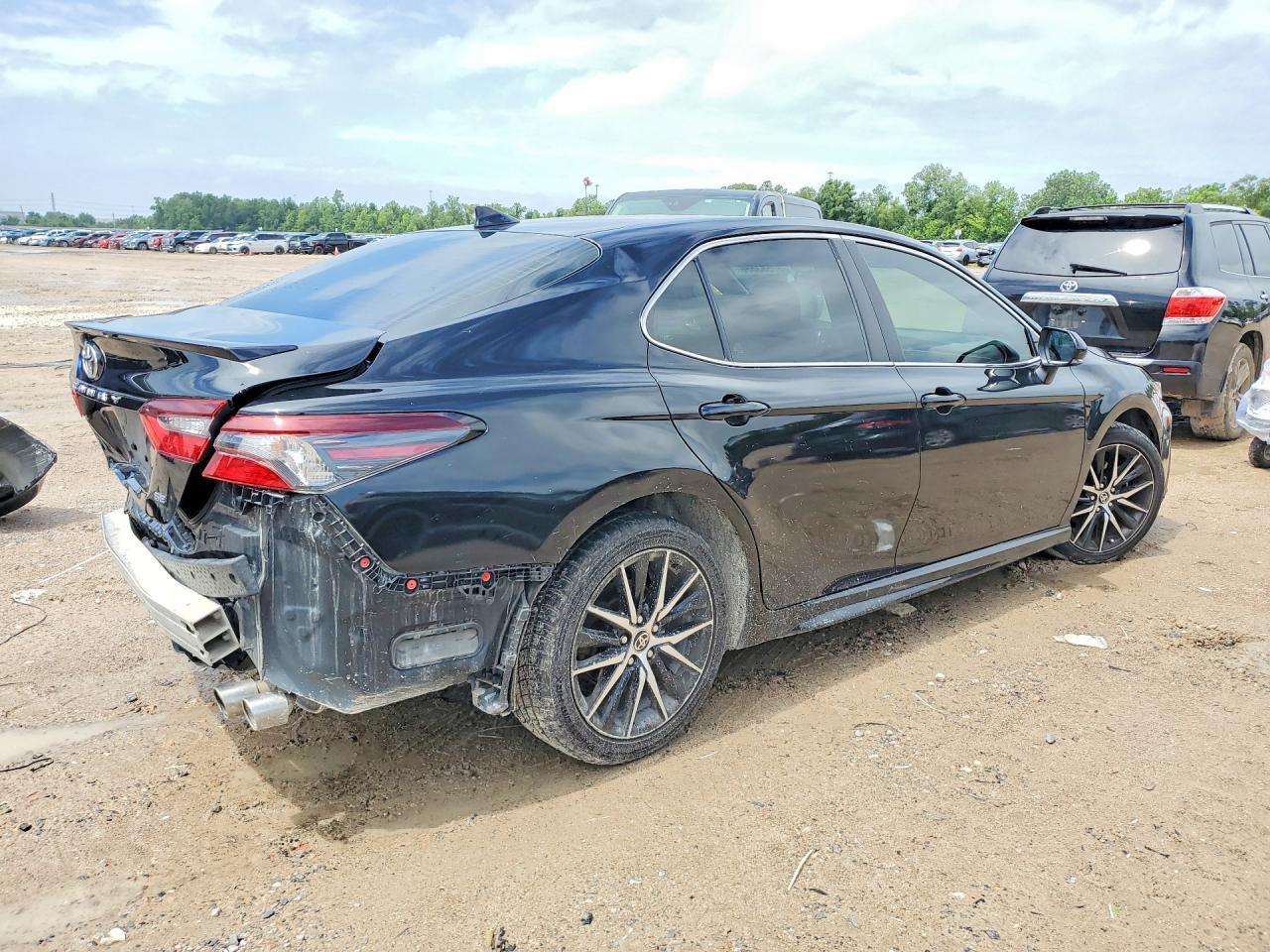 2022 Toyota Camry Se - Image 3