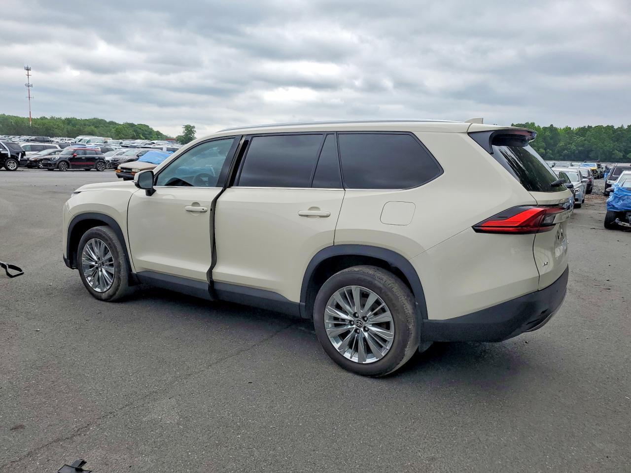 2024 Toyota Grand Highlander Platinum - Image 2