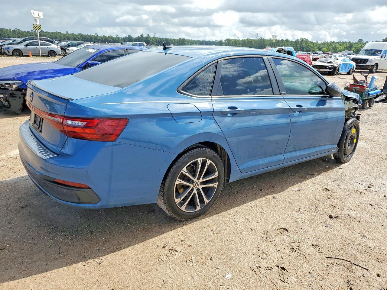 2025 Volkswagen Jetta Sport - Фото 3