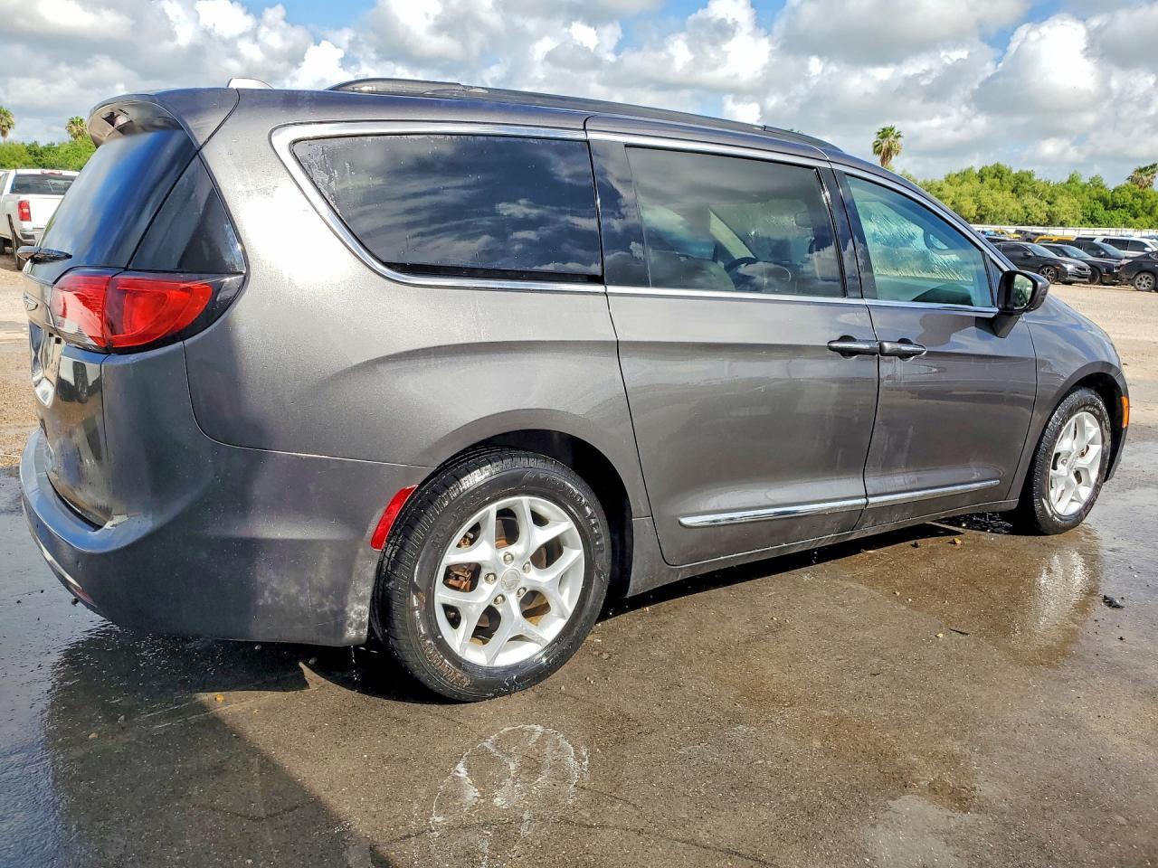 2017 Chrysler Pacifica Touring L - Фото 3