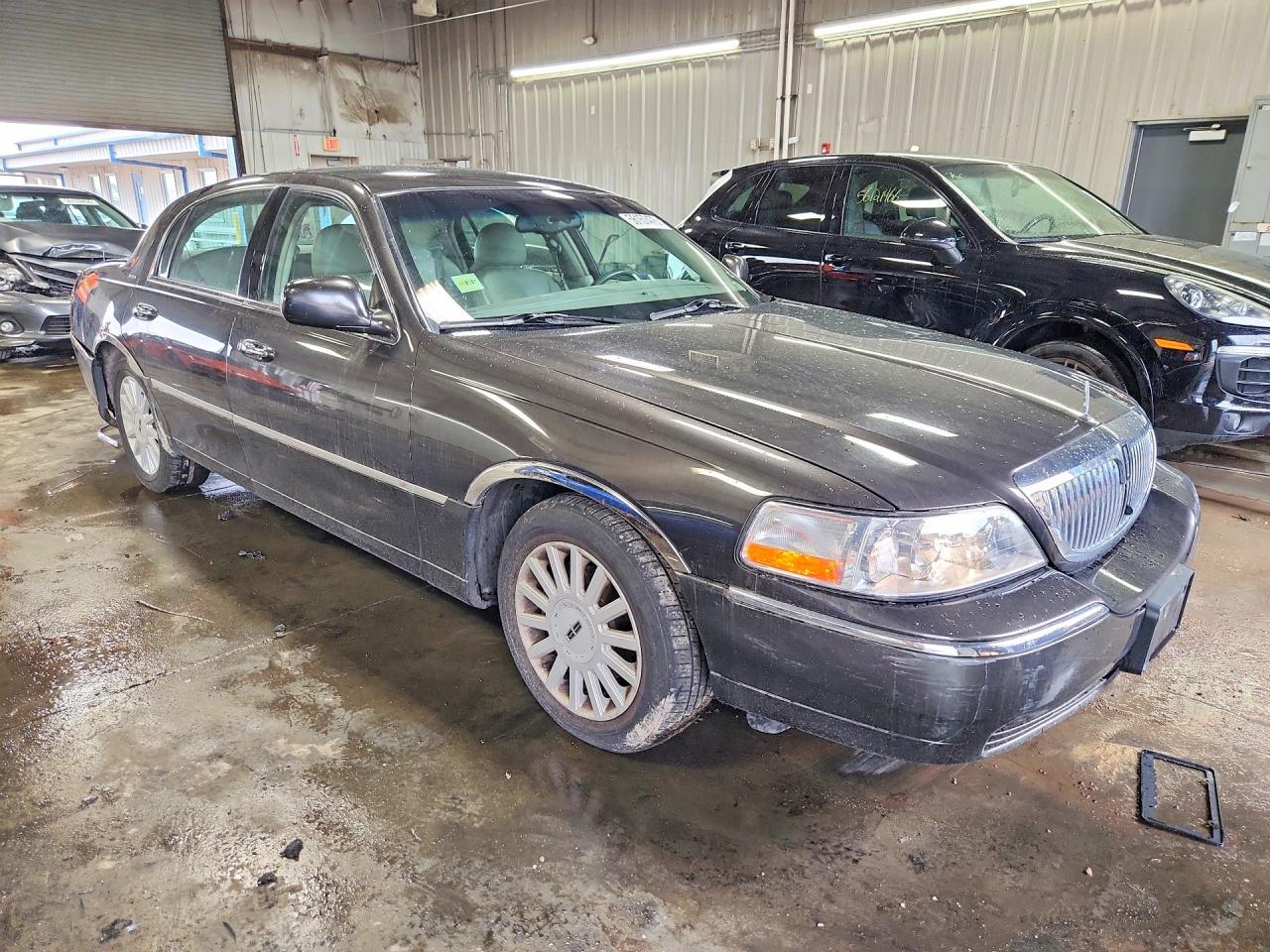 2005 Lincoln Town Car Signature - Image 4