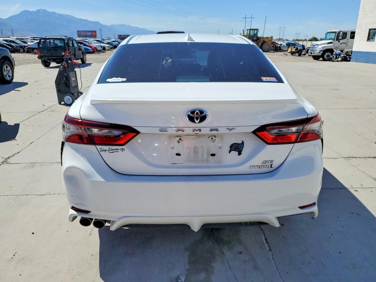 2022 Toyota Camry Hybrid Se - Image 6
