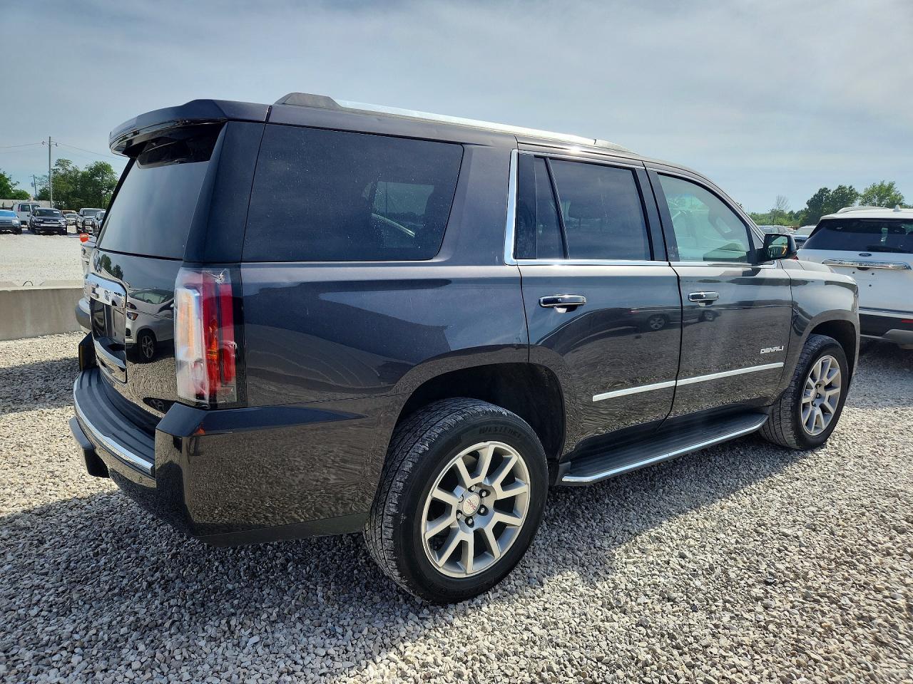 2016 GMC Yukon Denali - Image 3
