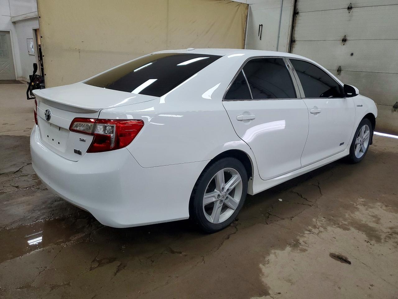2014 Toyota Camry Hybrid Se - Image 3