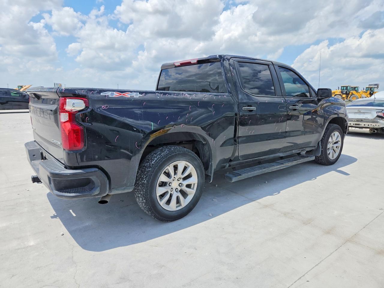 2022 Chevrolet Silverado K1500 Custom - Фото 3