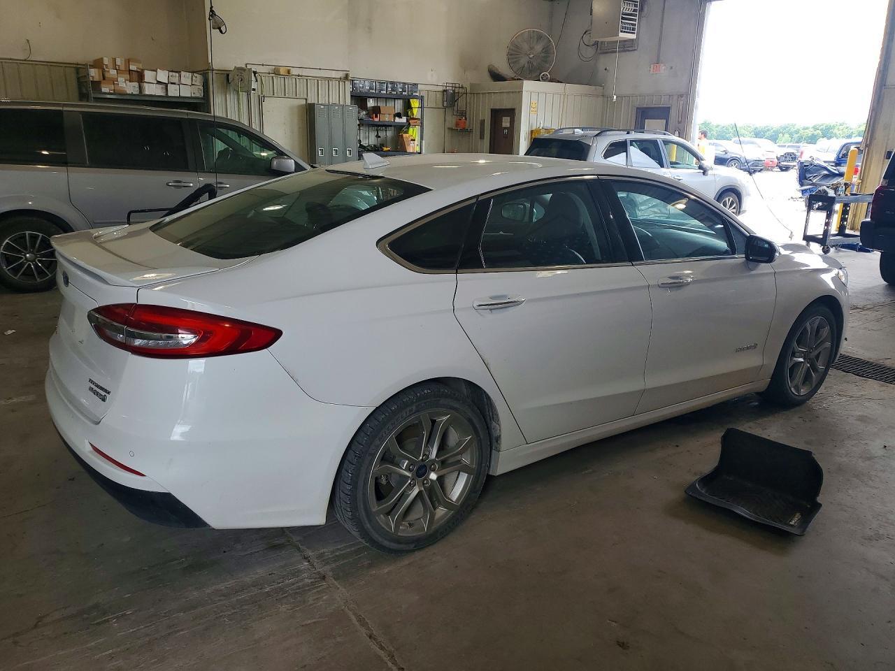 2019 Ford Fusion Titanium - Фото 3