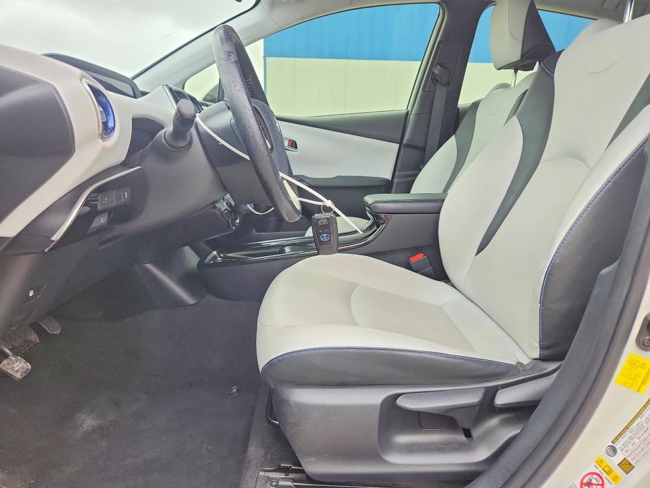 2017 Toyota Prius Three Touring - Фото 7