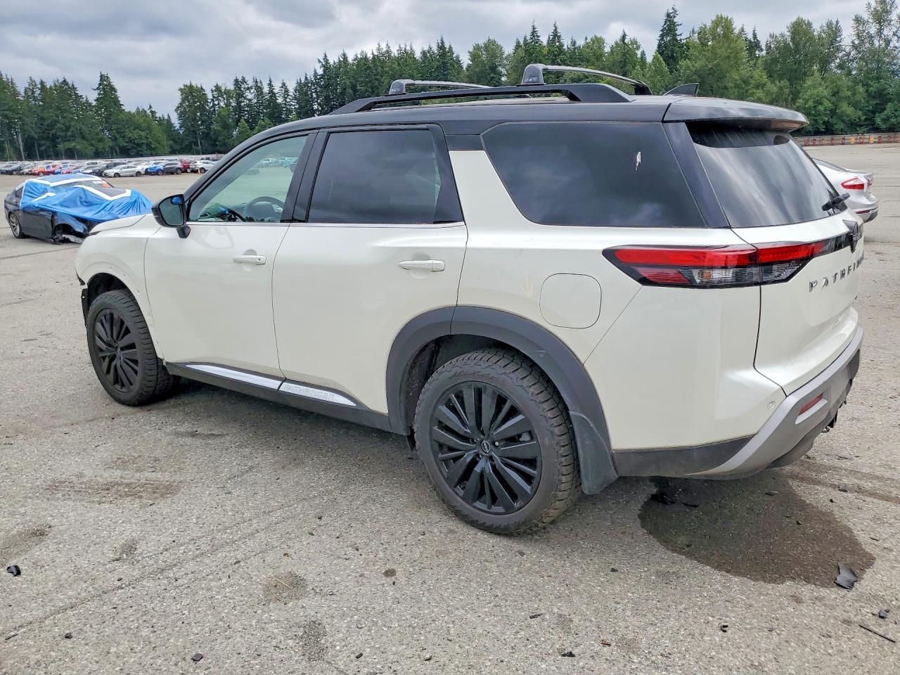 2023 Nissan Pathfinder Platinum - Image 2