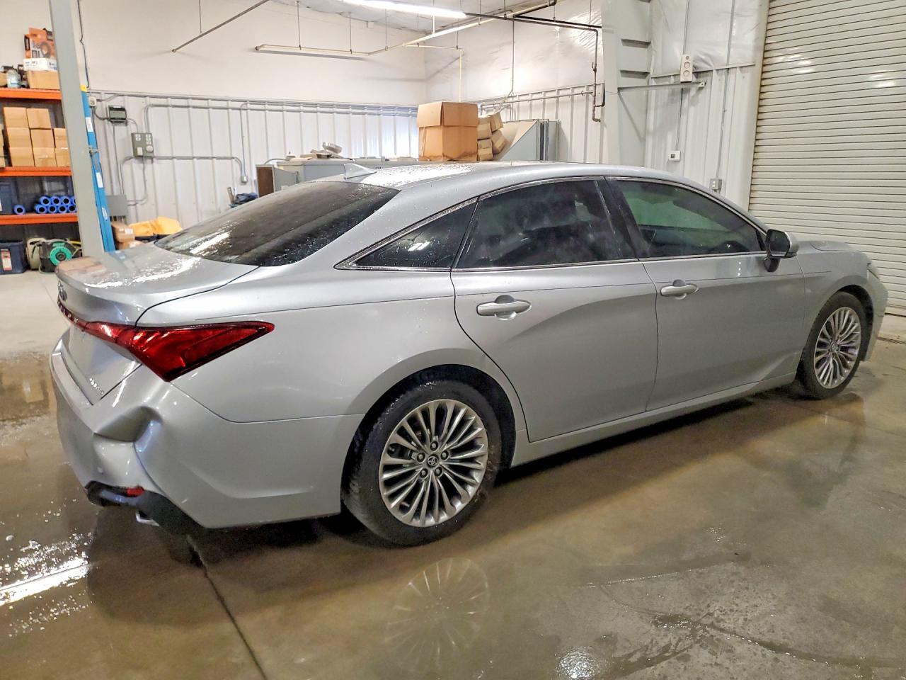 2019 Toyota Avalon Limited - Фото 3
