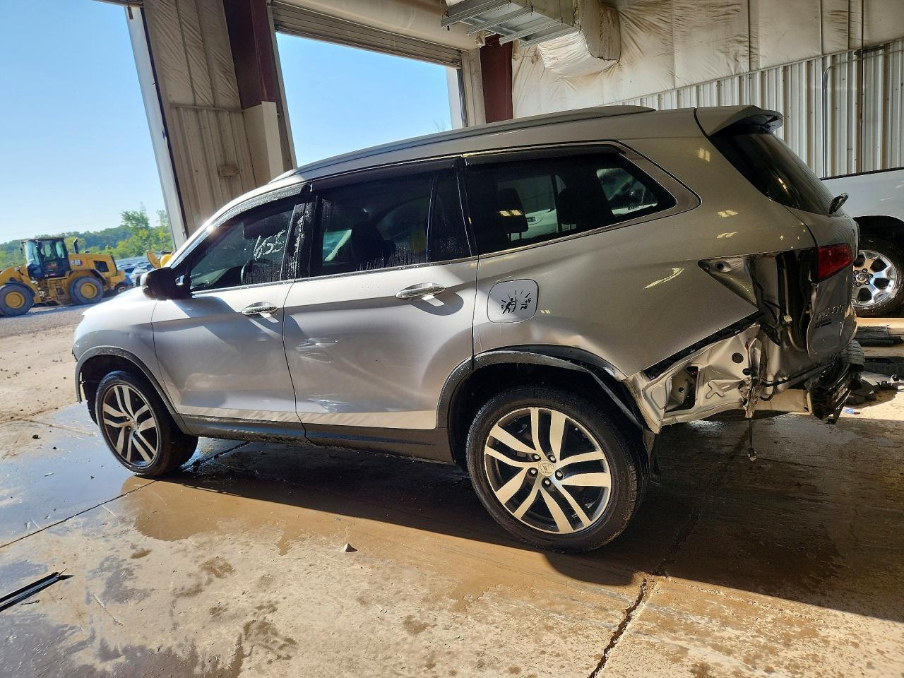 2016 Honda Pilot Touring - Image 2