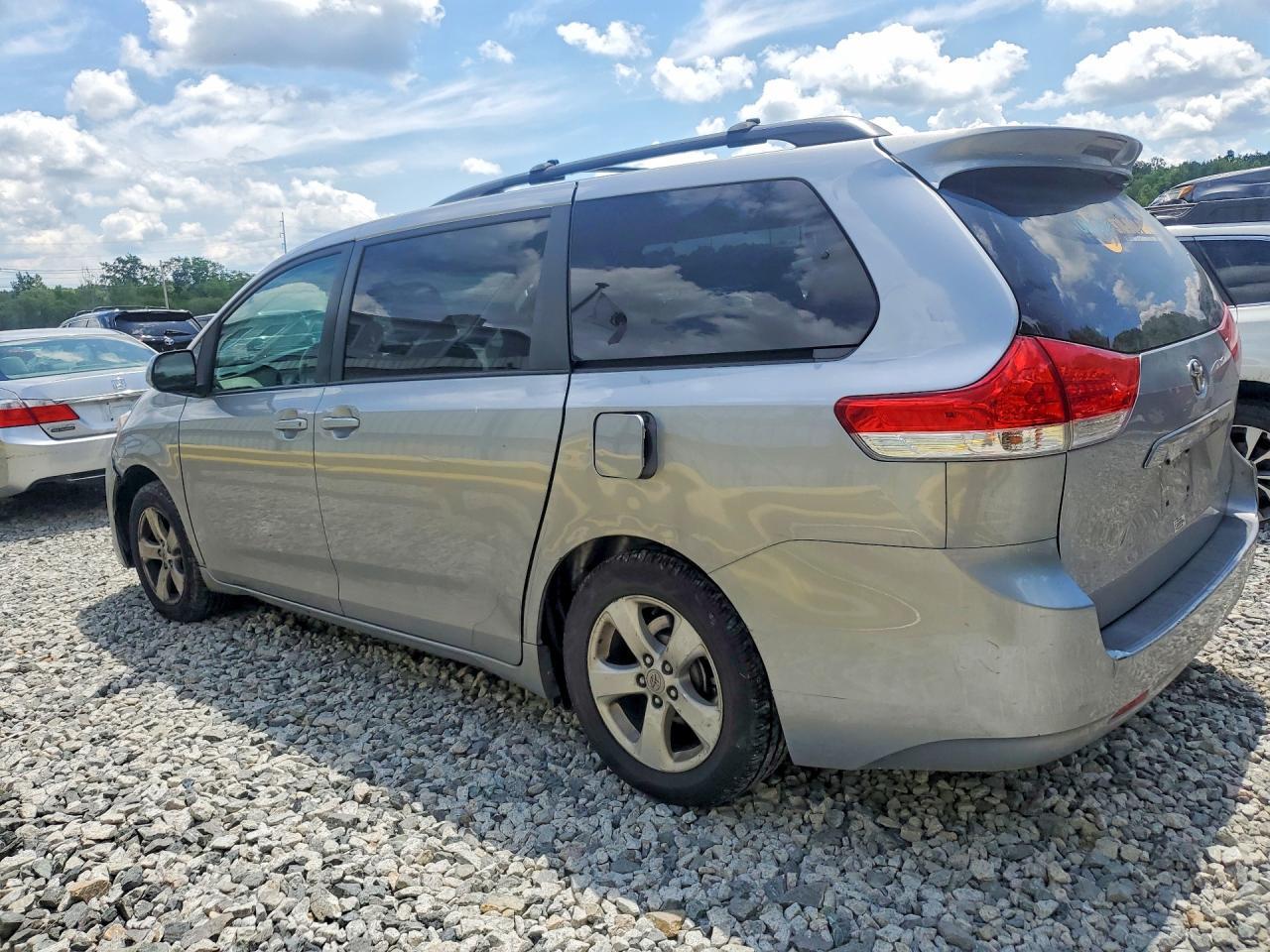 2012 Toyota Sienna Le - Фото 2