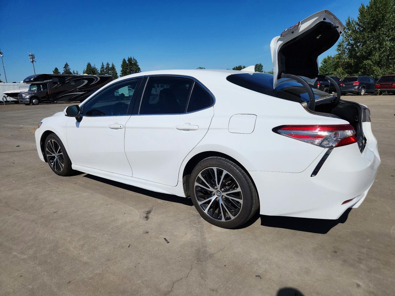 2019 Toyota Camry Se - Фото 2