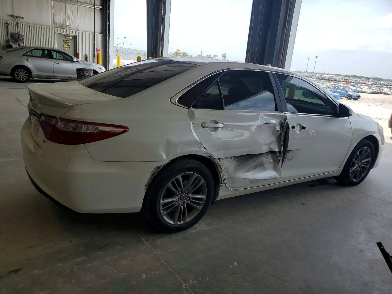 2016 Toyota Camry Se - Фото 3