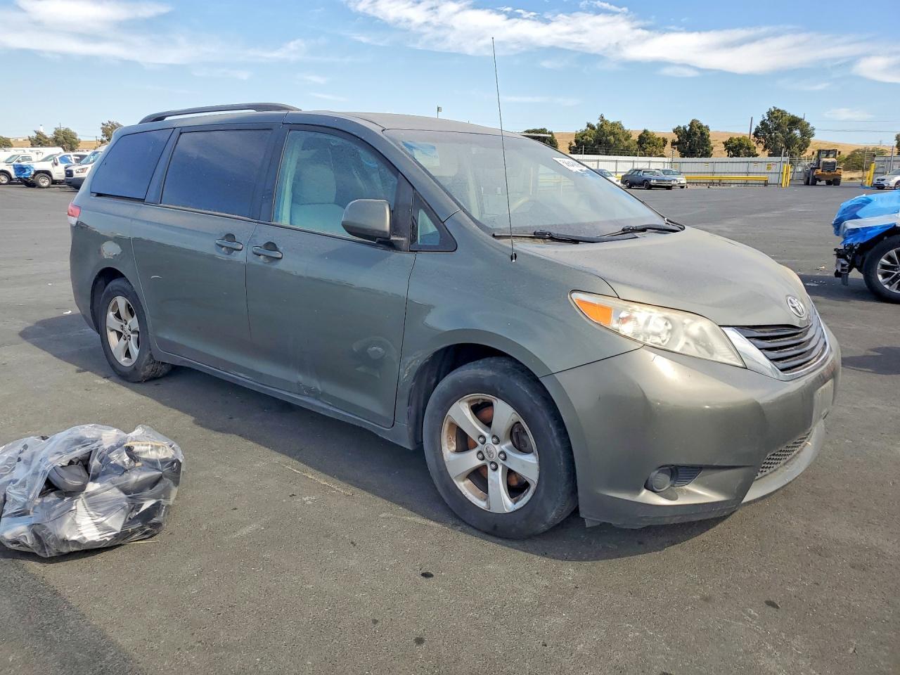 2011 Toyota Sienna Le - Фото 4