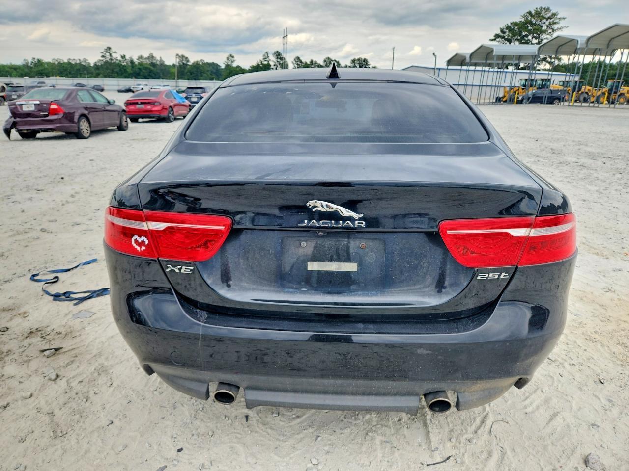 2017 Jaguar Xe Premium - Image 6