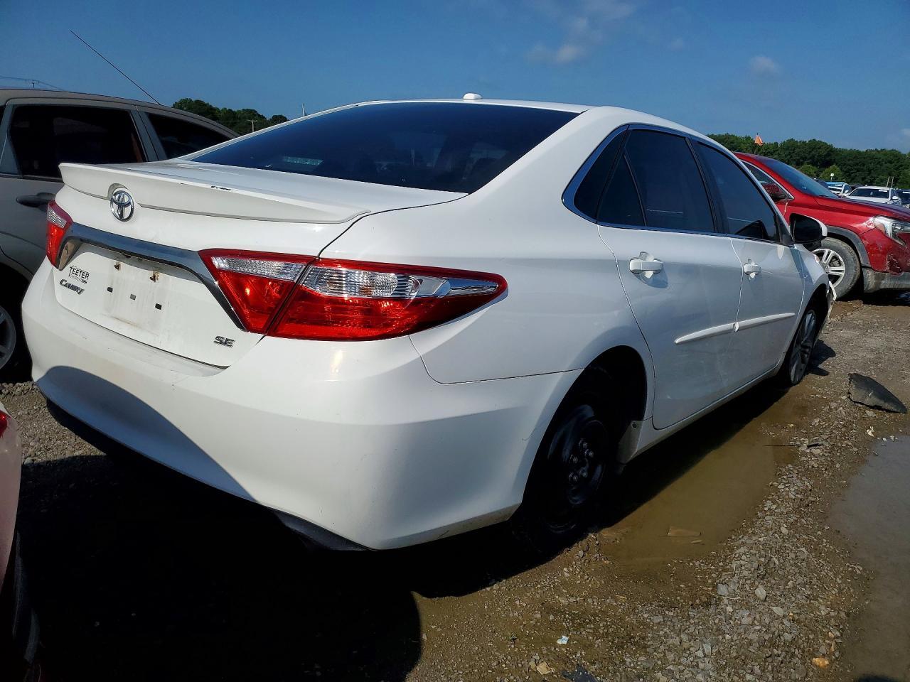 2016 Toyota Camry Se - Image 3