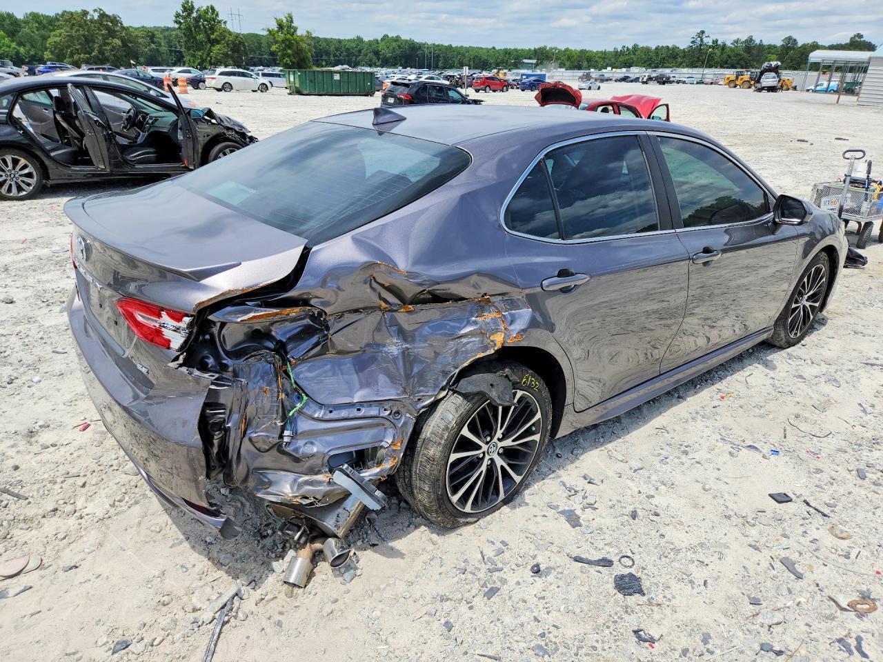 2020 Toyota Camry Se - Фото 5