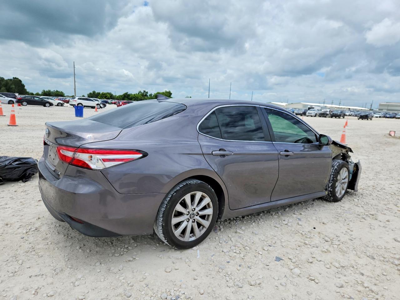2020 Toyota Camry Le - Фото 3