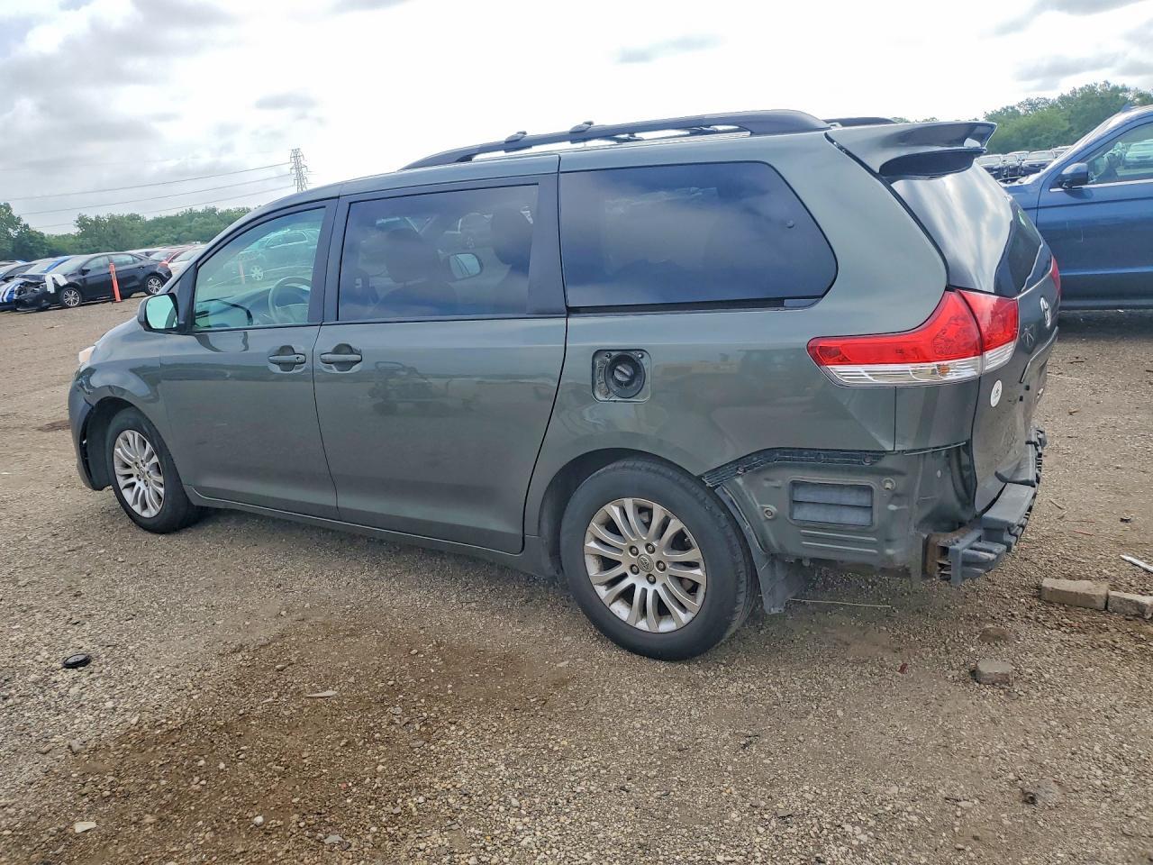 2013 Toyota Sienna Xle 8-Passenger - Фото 2