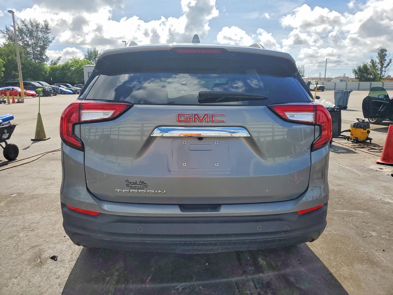 2023 GMC Terrain Sle - Image 6