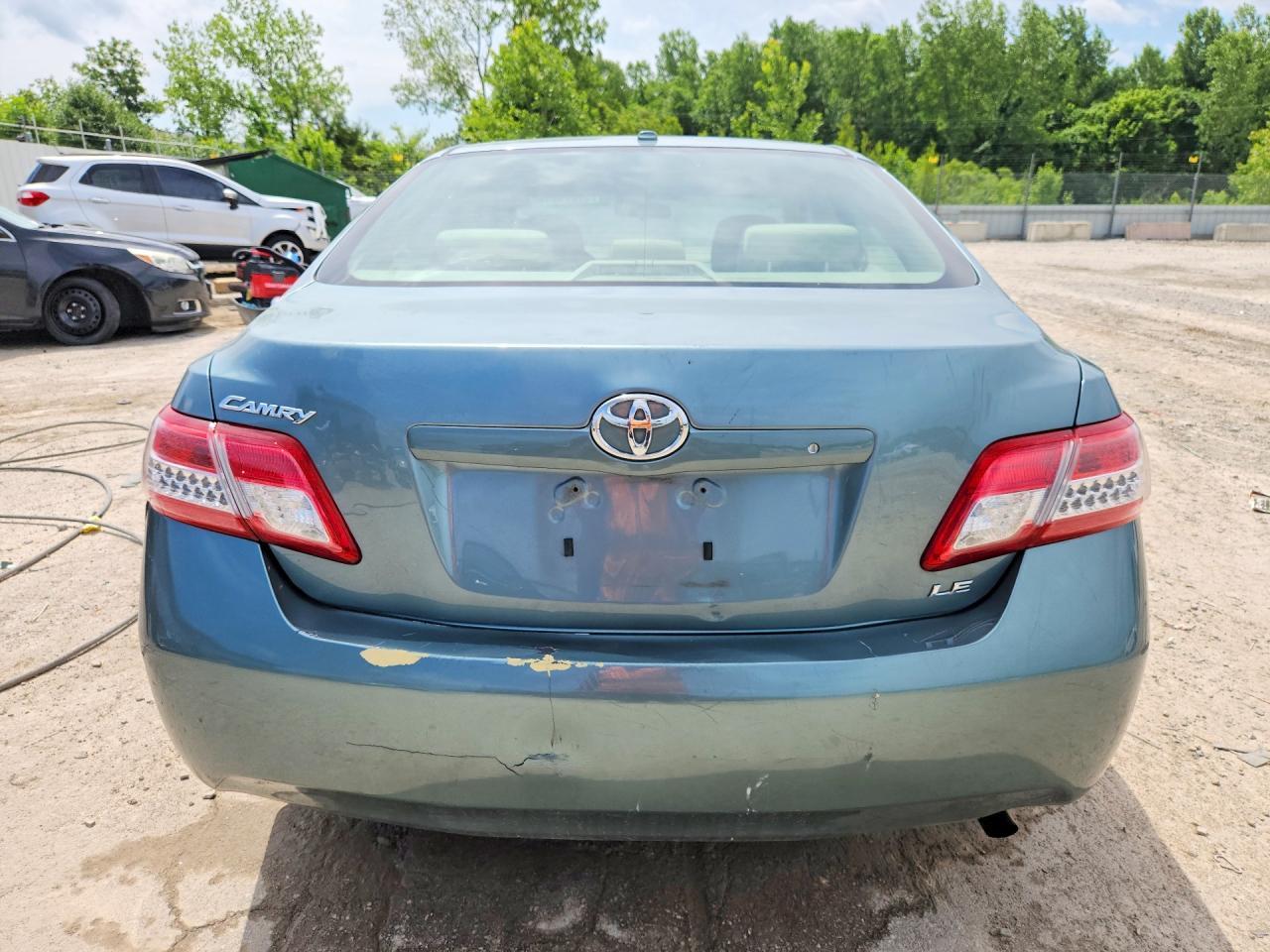 2010 Toyota Camry Le - Фото 6