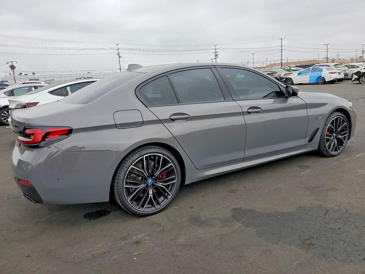 2022 BMW 530E - Фото 3