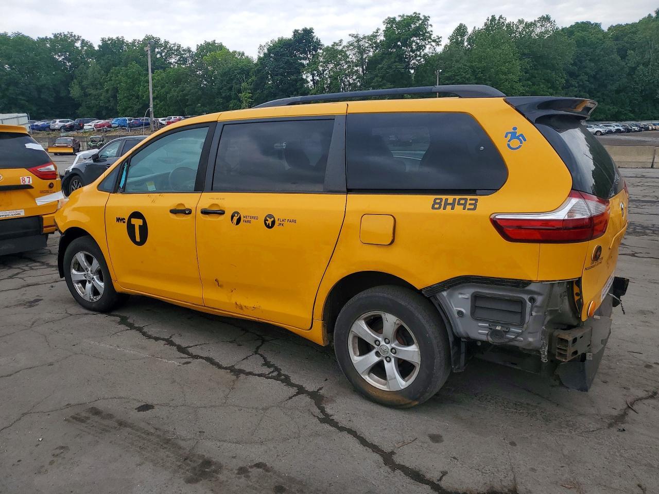 2016 Toyota Sienna Le - Image 2