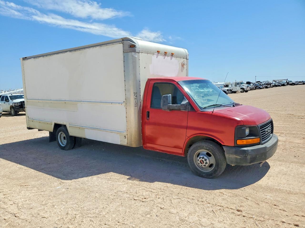 2012 GMC Savana Box Truck - Фото 4
