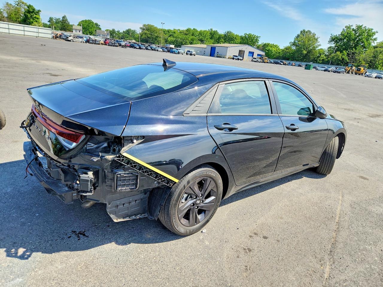 2022 Hyundai Elantra - Image 3
