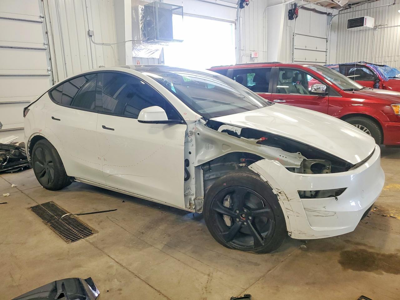 2026 Tesla Model Y - Фото 4