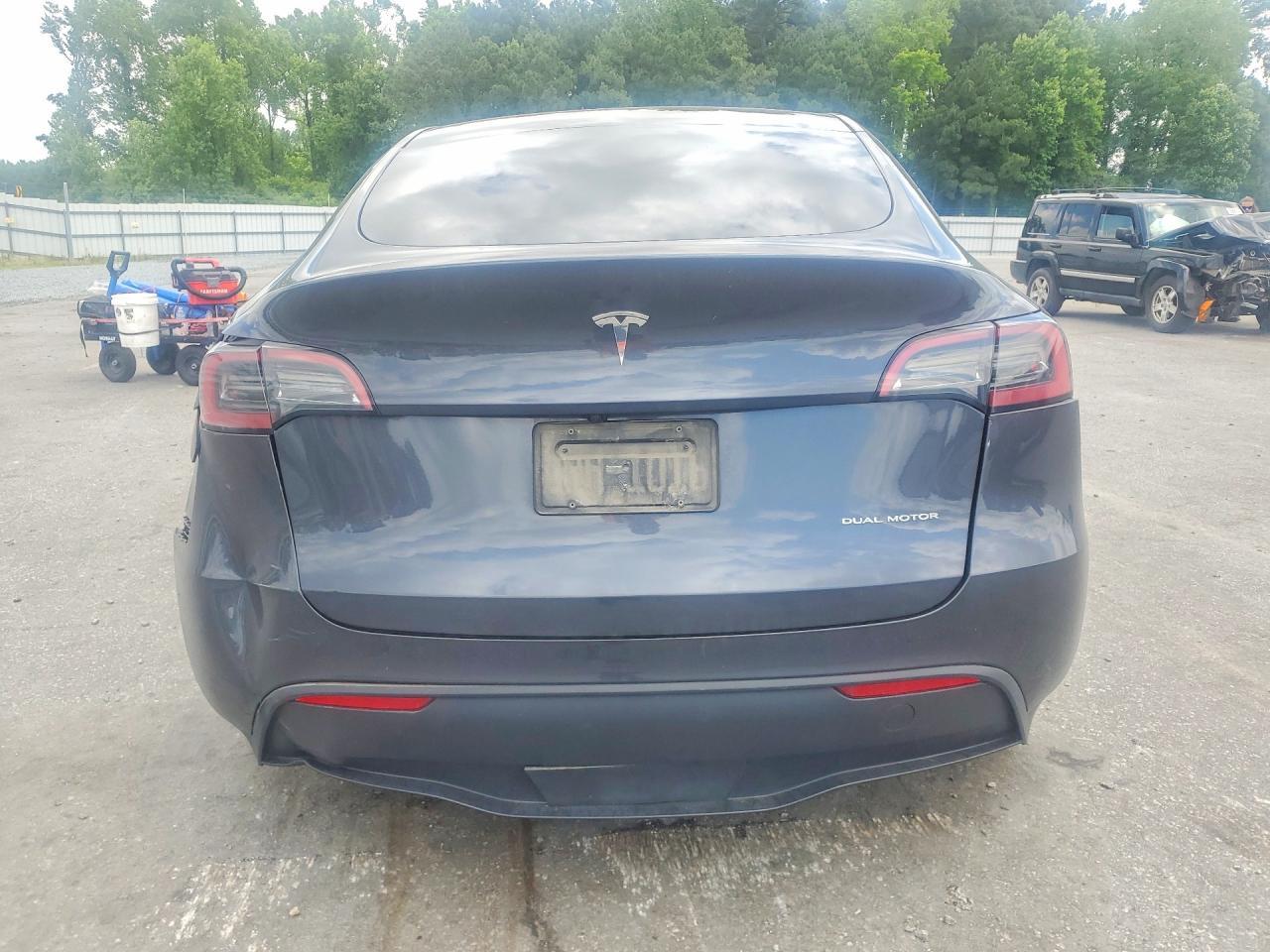 2025 Tesla Model Y - Image 6