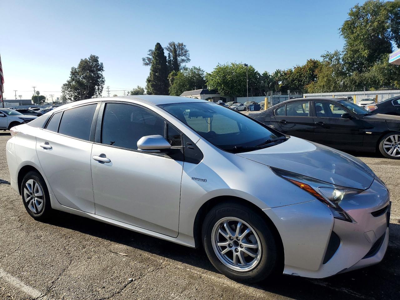 2017 Toyota Prius Two - Фото 4