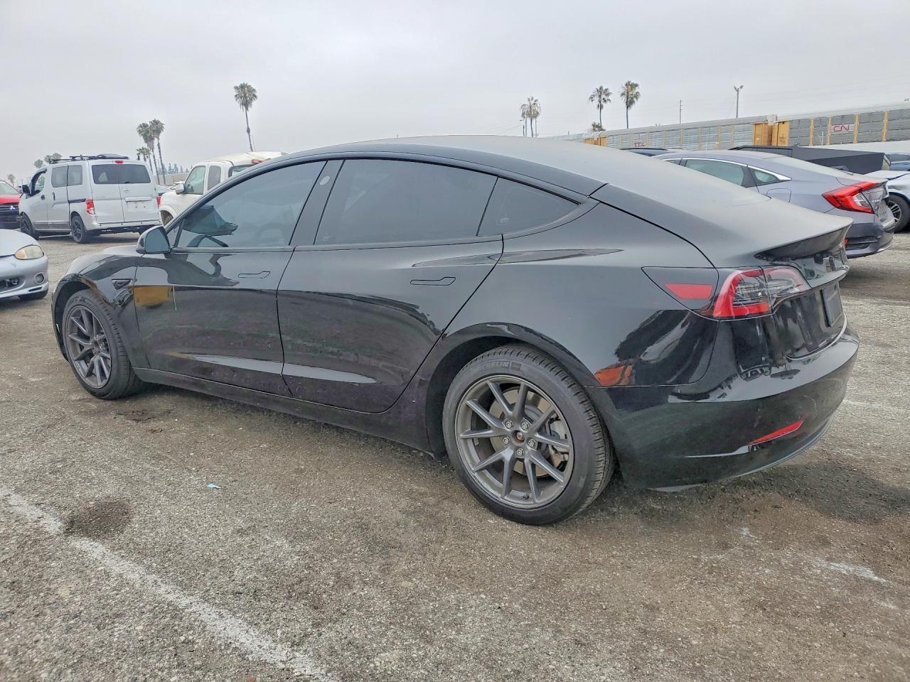 2023 Tesla Model 3 - Фото 2