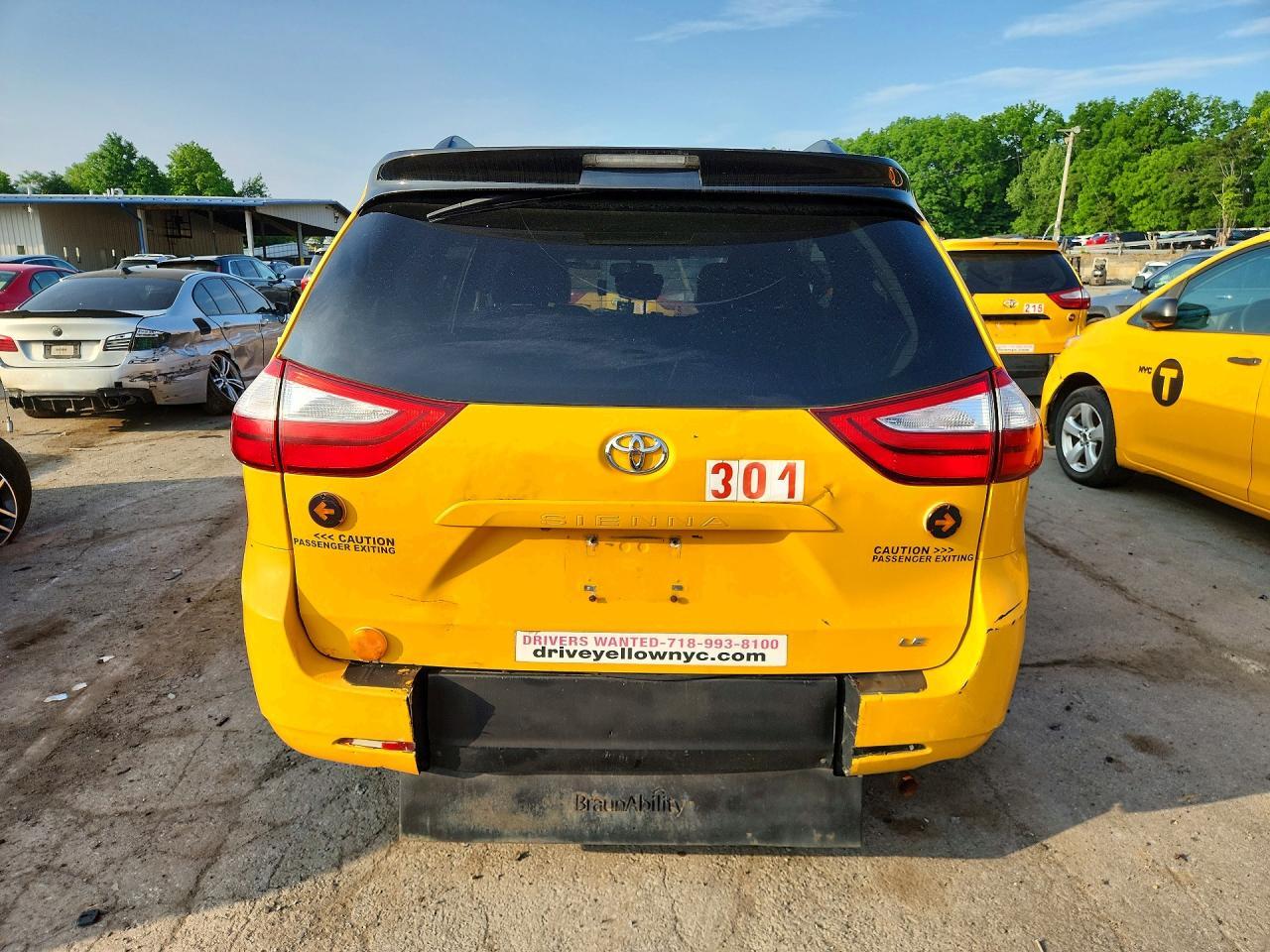 2017 Toyota Sienna Le - Image 6