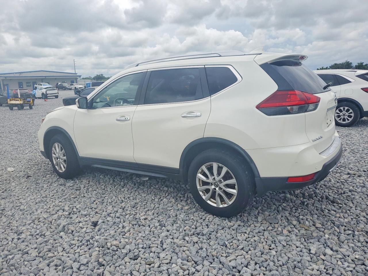 2020 Nissan Rogue Sv - Image 2