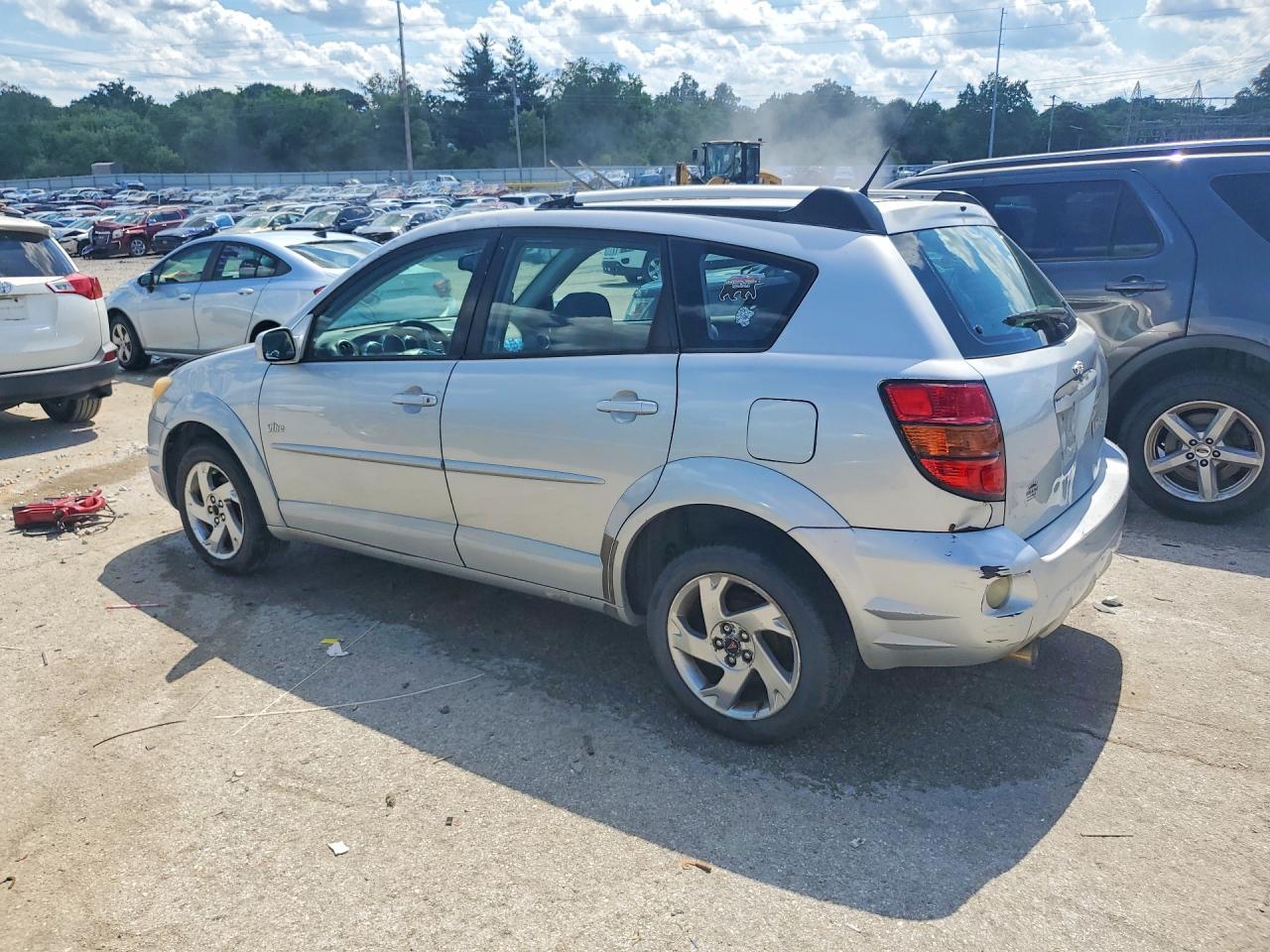2005 Pontiac Vibe - Image 2