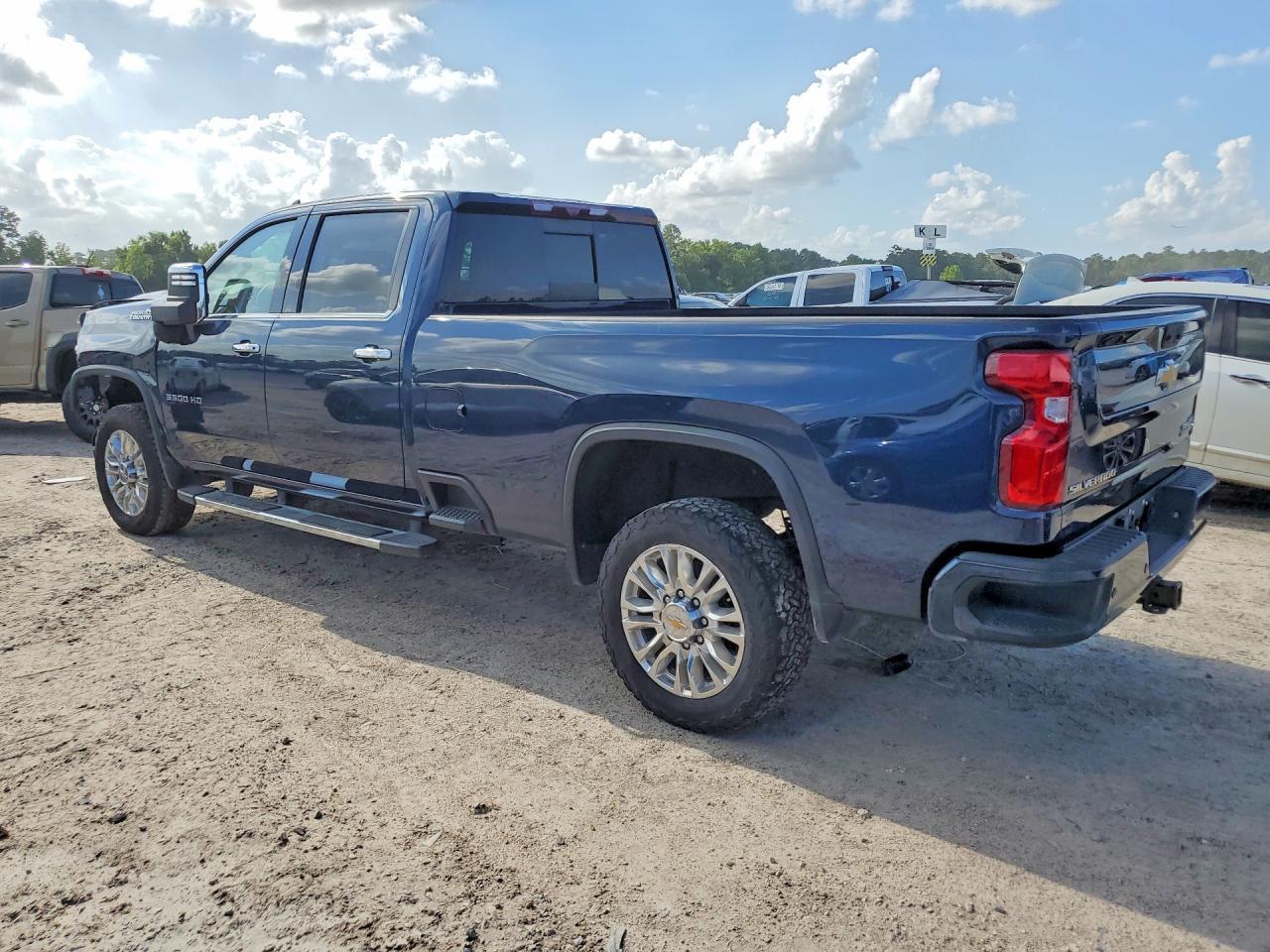 2022 Chevrolet Silverado K3500 High Country - Фото 2