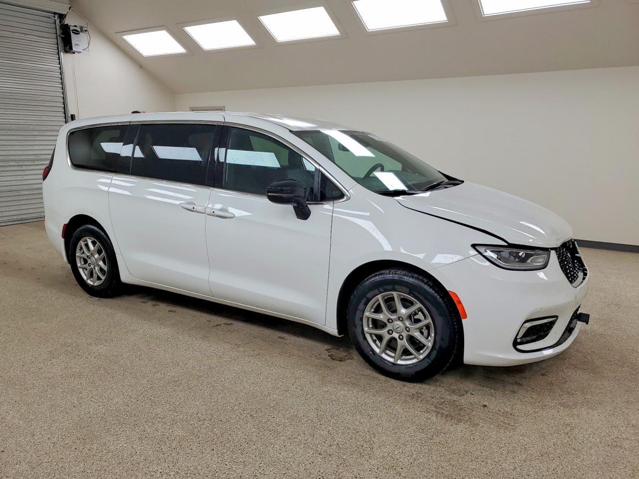 2026 Chrysler Pacifica Select - Image 4