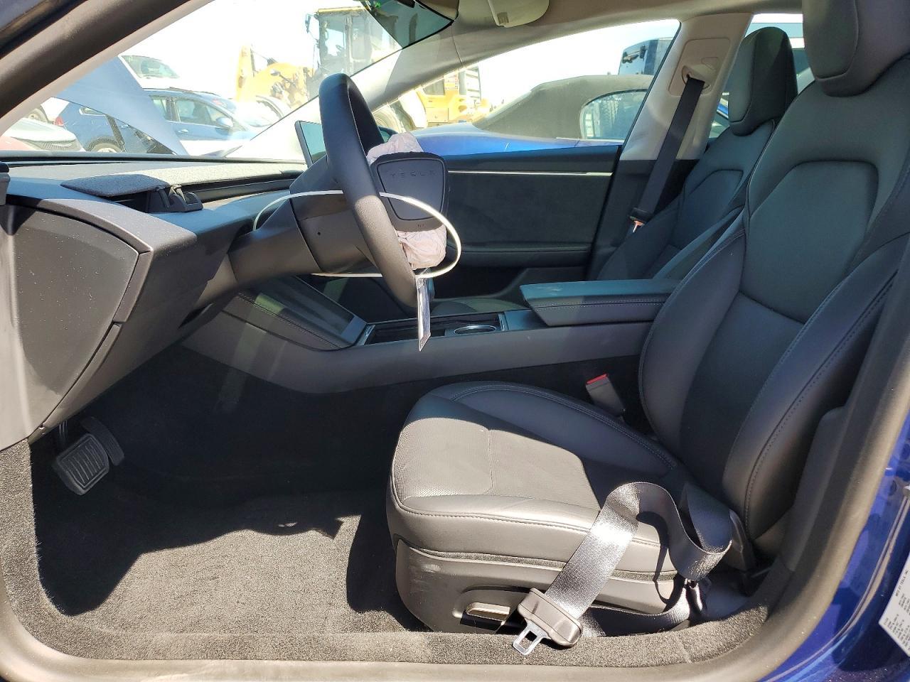 2025 Tesla Model 3 - Фото 7