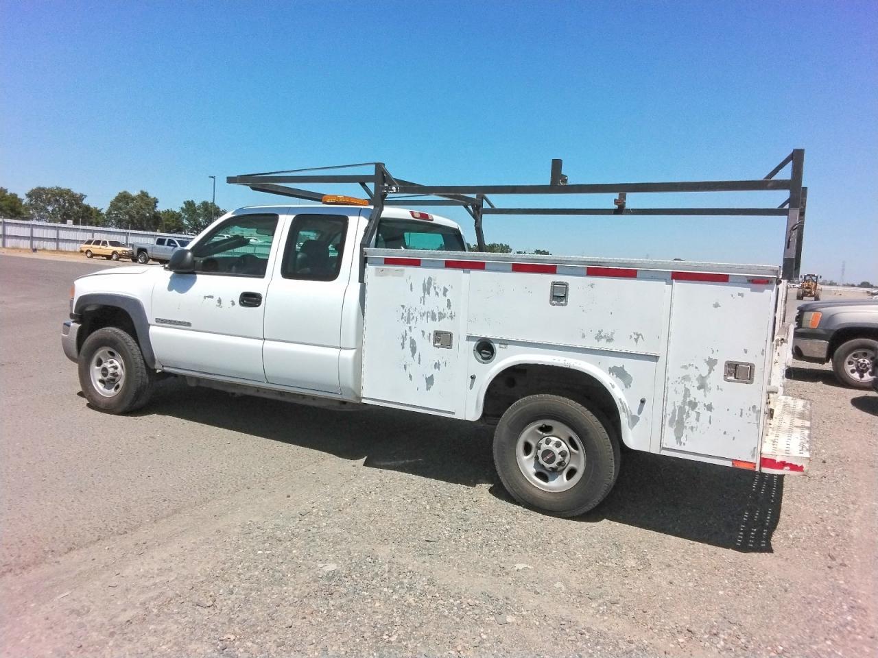 2004 GMC Sierra - Image 2